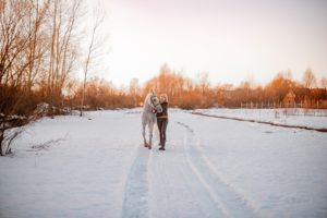 Новогодняя фотосессия в конном клубе. Девушка с лошадью.